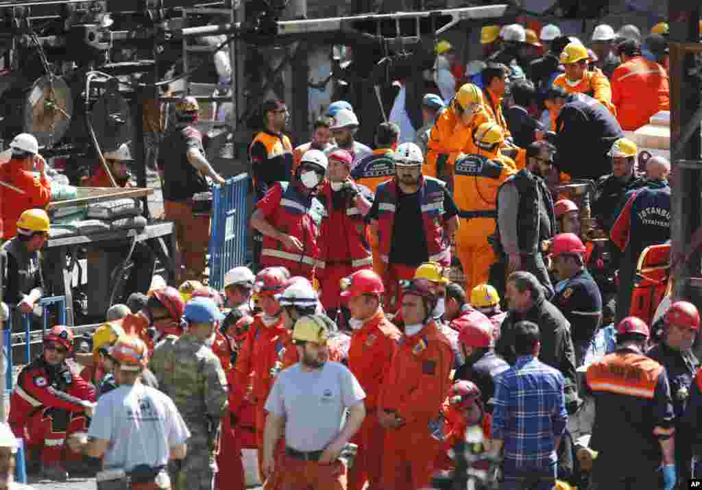 Miners and members of rescue services wait outside a coal mine in Soma, May 15, 2014.