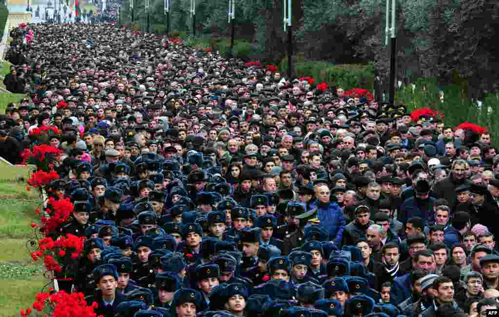 Ribuan warga Azerbaijan berziarah ke taman makam pahlawan di ibukota Baku, untuk mengenang para warga yang tewas oleh tentara Uni Soviet pada peristiwa &#39;Januari Hitam&#39; tahun 1990. 