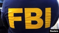 Logo Biro Investigasi federal AS (FBI) tersemat di sebuah kaos yang dikenakan oleh agen FBI dalam foto yang diambil di Kota New York, pada 19 Oktober 2021. (Foto: Reuters/Carlo Allegri)