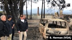 Presiden Donald Trump mengamati kerusakan akibat kebakaran di Malibu, California 17 Novembre 2018.
