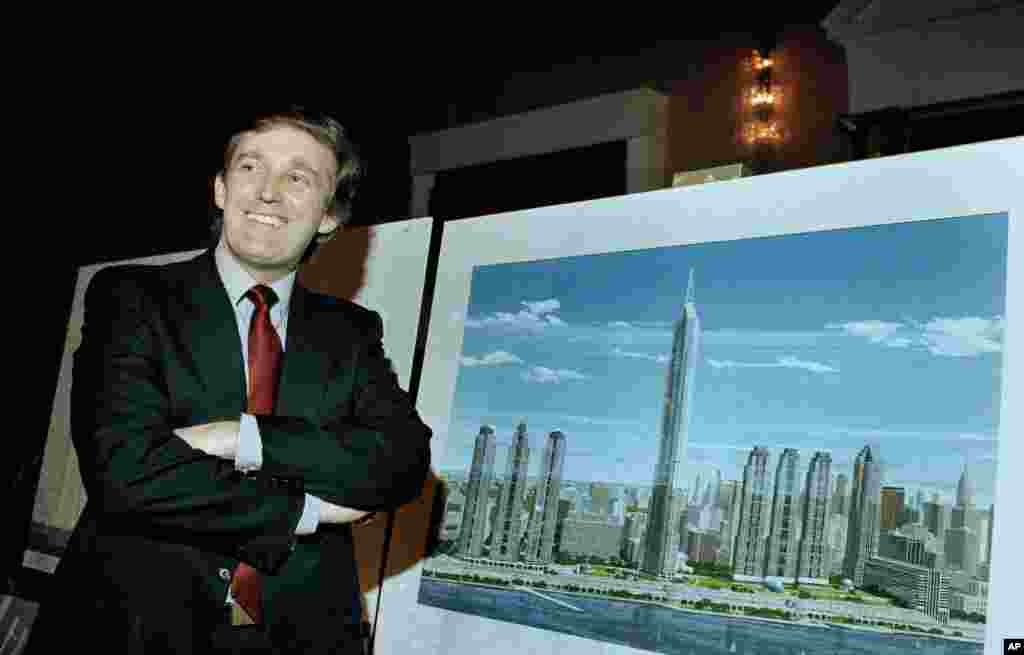 សេដ្ឋីអចលនទ្រព្យលោក Donald J. Trump បង្ហាញរូបគំរូទីក្រុង «Television City» ដែលនឹងសាង់សង់នៅជ្រោយភាគខាងលិចក្រុង Manhattan កាលពីថ្ងៃទី១៨ ខែវិច្ឆិកា ឆ្នាំ១៩៨៥។ 