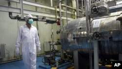 Un technicien iranian dans un complexe de l'enrichissement de l'uranium en dehors de la ville de Isfahan, au sud de la capitale Tehran, fev.2007 (AP Photo/Vahid Salemi, File)