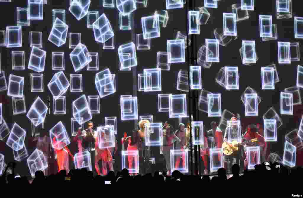 ក្រុមចម្រៀង Little Big Town ជាមួយនឹងតារាចម្រៀង Pharrell William ច្រៀងបទ «One Dance» នៅឯនៅកម្មវិធីពានរង្វាន់ចម្រៀង CMT Music Awards ក្នុងក្រុង Nashville រដ្ឋ Tennessee កាលពីថ្ងៃទី០៨ ខែមិថុនា ឆ្នាំ២០១៦។