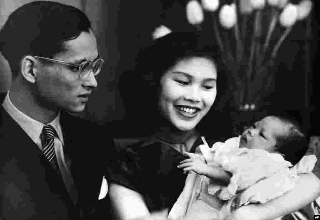 ព្រះនាង Ubol Ratana ជាមួយនឹងព្រះបិតាព្រះបាទ Bhumibol Adulyadej កាលនៅព្រះជន្ម ២៤ ព្រះវស្សា និងព្រះមហាក្សត្រី Sirikit កាលនៅព្រះជន្ម ១៩ ព្រះវស្សា កាលពីថ្ងៃទី០២ ខែឧសភា ឆ្នាំ១៩៥១។ ព្រះនាងបានប្រសូត្រនៅក្រុង Lausanne ប្រទេសស្វីស កាលពីថ្ងៃទី០៦ ដប់មួយខែបន្ទាប់ពី ពិធីរៀបអភិសេក និងព្រះគ្រងរាជបល្ល័ង្គរបស់ព្រះមាតានិងបិតានៅក្រុងបាងកក។