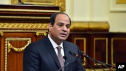 Sur cette photo fournie par l'Agence de presse égyptienne MENA , le président égyptien Abdel- Fattah el- Sissi , prend la parole devant le parlement au Caire , le 13 février 2016. (MENA via AP)