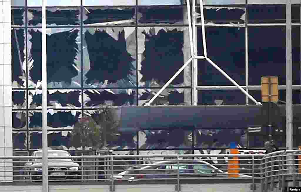 Kaca-kaca jendela yang pecah di lokasi ledakan di bandara Zaventem (22/3). (Reuters/Francois Lenoir)