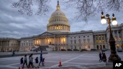 Para pengunjung berjalan melintas gedung Capitol, di Washington, 21 Januari 2018.