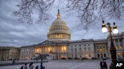 Beberapa orang berjalan di sekitar Gedung Capitol, Washington DC, pada hari kedua penutupan sebagian operasi pemerintah Amerika Serikat, 21 Januari 2018. (Foto: dok).
