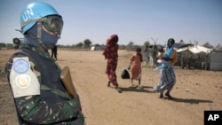 Un soldat de l'UNAMID (force conjointe ONU-UA au Darfour) assurant la sécurité, 10 janvier 2011.