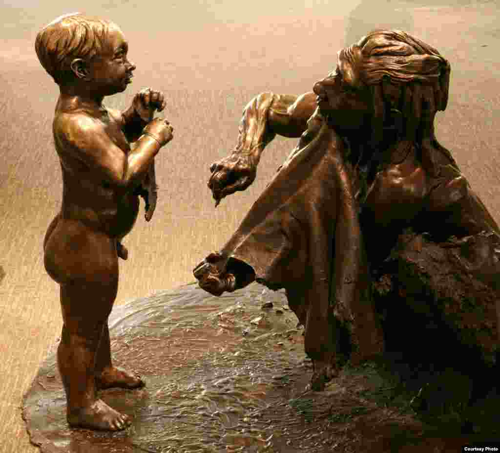 John Gurche menciptakan momen intim antara seorang ibu Neanderthal dan anaknya, yang mungkin terjadi sekitar 70.000 tahun yang lalu. (John Gurche, “Shaping Humanity”)