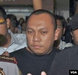 Gayus Tambunan saat muncul di Mabes Polri.