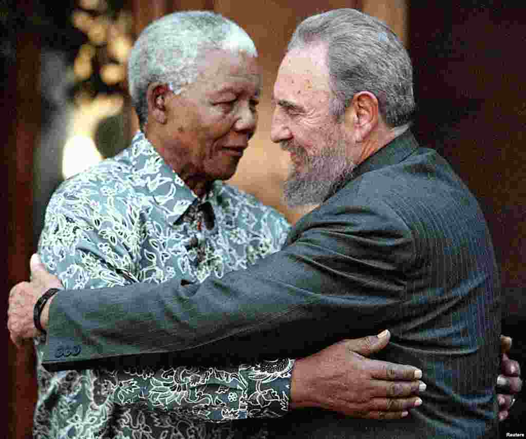 L'ancien président sud-africain Nelson Mandela serre dans ses bras le président cubain Fidel Castro à Johannesburg, le 2 septembre 2001.