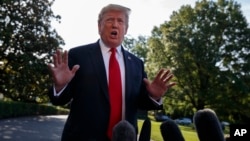 Presiden Donald Trump berbicara kepada para wartawan sebelum menaiki helikopter Marine One untuk menghadiri wisuda Akademi Angkatan Udara di Washington, 30 Mei 2019.
