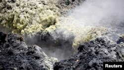 Gas vulkanik membumbung dari celah di subdivisi Leilani Estates saat erupsi Gunung Api Kilauea di Hawaii, 14 Mei 2018.