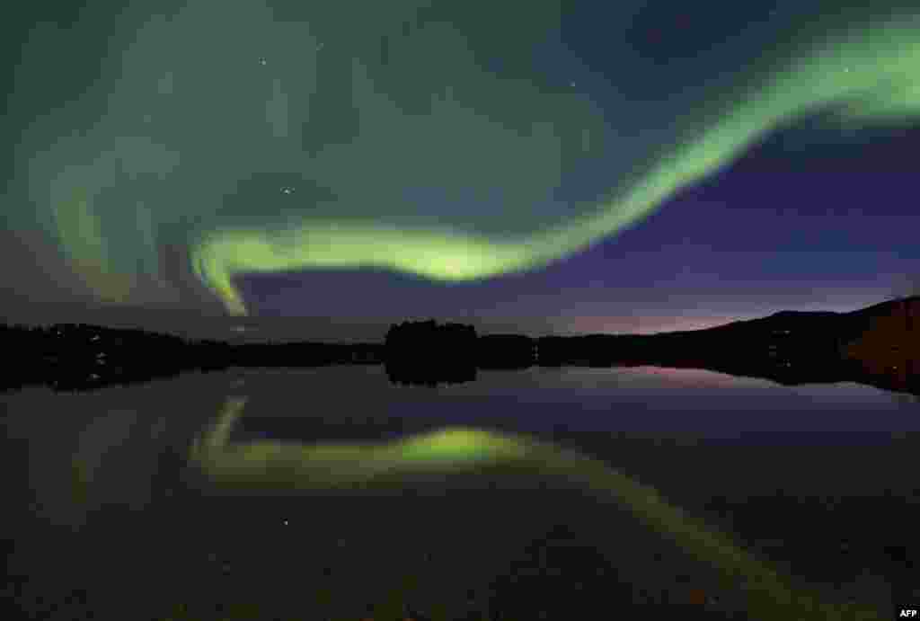 ពន្លឺធម្មជាតិ Aurora Borealis លាតសន្ធឹងពេញផ្ទៃមេឃពេលយប់នៅភូមិ Erikslund ក្រុង Vaesternorrland ប្រទេសស៊ុយអែត កាលពីថ្ងៃទី២៣ ខែសីហា ឆ្នាំ២០១៦។ 