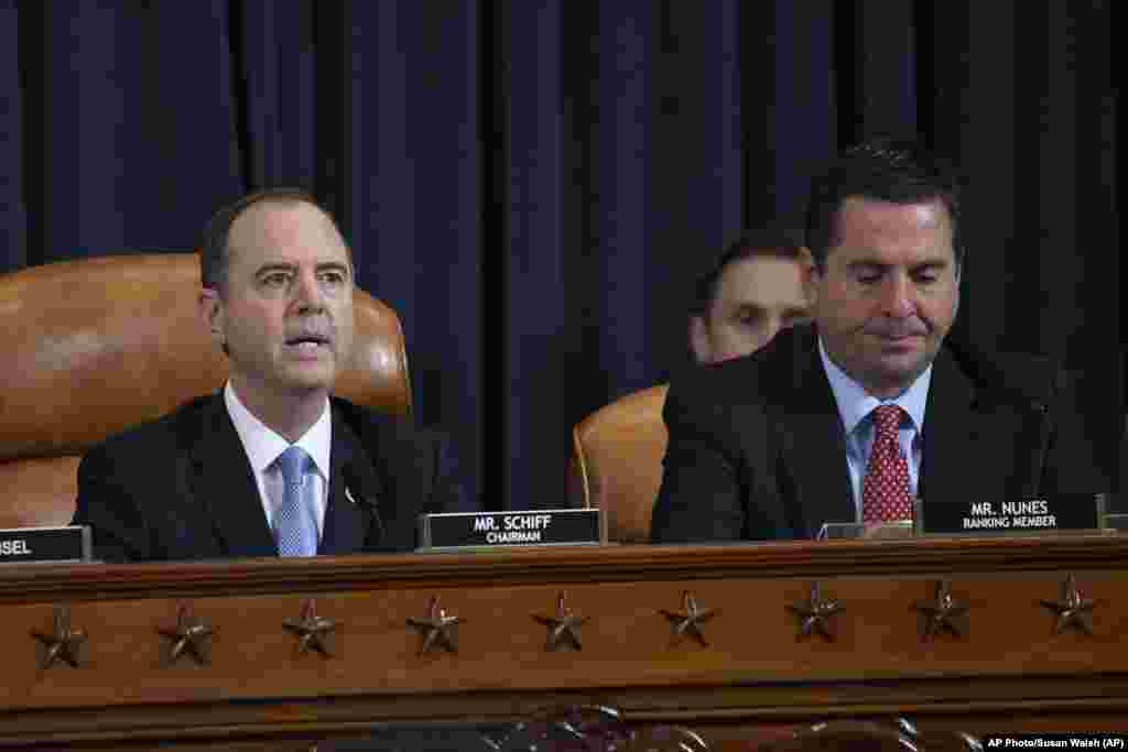 Mwenyekiti wa Kamati ya Upelelezi Adam Schiff wa California, kushoto, akizungumza wakati Mwakilishi Devin Nunes, Mrepublikan-Calif., mjumbe wa ngazi ya juu wa kamati hiyo akisikiliza mahojiano yakiendelea katika Bunge la Marekani, Washington, Jumatano, Nov. 13, 2019