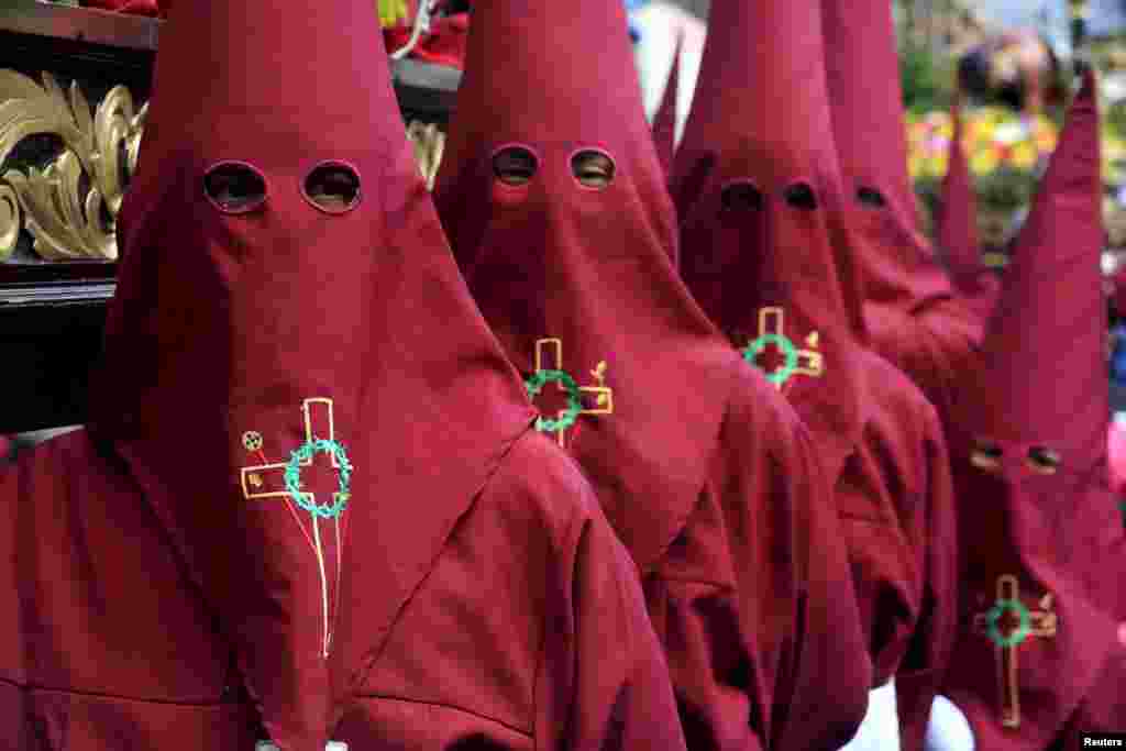 Penitents take part in a processsion on Good Friday in Zipaquira, Colombia, April 3, 2015.