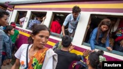 Para pekerja Kamboja berbondong-bondong meninggalkan Thailan dengan kereta api (15/6). 
