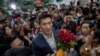 Thanathorn Juangroongruangkit (tengah) disambut oleh para pendukungnya setibanya di Mahkamah Konstitusi, Bangkok, Thailand, 20 November 2019. (Foto: dok).
