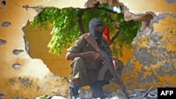 Un soldat somalien garde un site attaqué par des Shebab à Mogadiscio, le 21 juin 2015. ( AFP PHOTO / MOHAMED ABDIWAHAB)