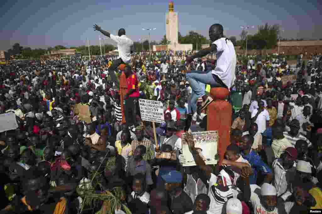 Des manifestants réunis à la place de la Nation à Ouagadougou, Burkina Faso, le 28 octobre 2014.