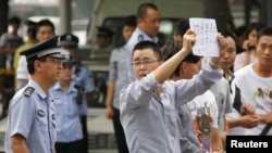 Demonstrators protest outside the Japanese embassy in Beijing on Sept. 11, 2012.
