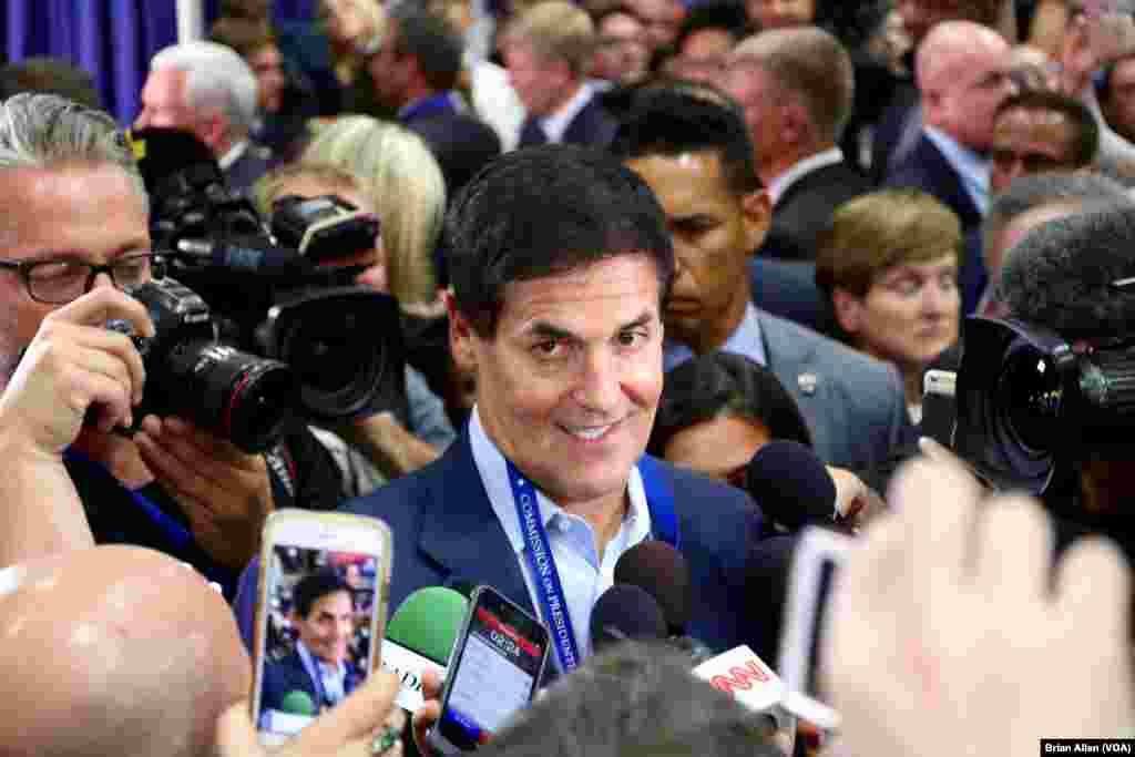 មហាសេដ្ឋីលោក Mark Cuban ដើរកាត់កន្លែងសម្រាប់អ្នកសារព័ត៌មាននៅមហាវិទ្យាល័យ Hofstra មុនការជជែកតស៊ូមតិប្រធានាធិបតីជុំទីមួយ នៅក្រុង Hempstead បុរីញូវយ៉ក។ 