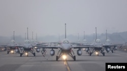 타이완 공군 소속 F-16V 전투기 12대가 지난 5일 치아이 기지에서 연례 훈련에 참가하고 있다. 