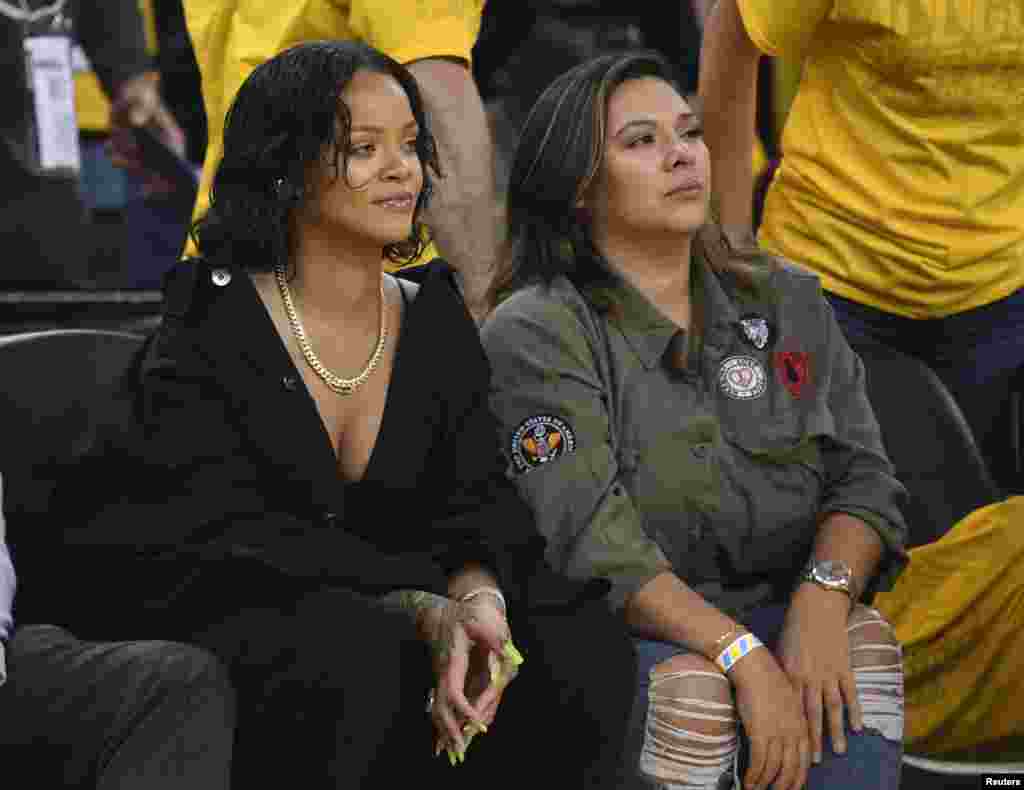 Hotunan wasanin karshe na NBA tsakanin Golden State Warriors da Cleveland Cavaliers, shaharariyar Mawakiya Rihanna ta halarci wasannin NBA, ranar Alhamis 1 ga watan Yuni, shekarar 2017.