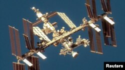 Satelitska slika prikazuje Međunarodnu svemirsku stanicu sa svemirskom letjelicom Boeing Starliner, 7. juna 2024. (Maxar Technologies/Handout preko REUTERS-a)