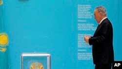 Presiden Kazakhstan, Nursultan Nazarbavev, memberikan suaranya dalam Pemilu di salah satu TPS di Astana, ibukota Kazakhstan, 26 April 2014
