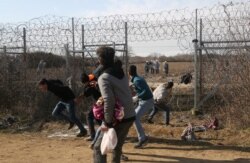 2020년 3월 2일 터키-그리스 국경에서 진입을 막는 그리스 경찰에게 돌을 던지는 난민들