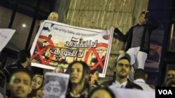 Para aktivis oposisi melakukan unjuk rasa di Kairo atas pelaksanaan pemilu Mesir hari Minggu lalu.