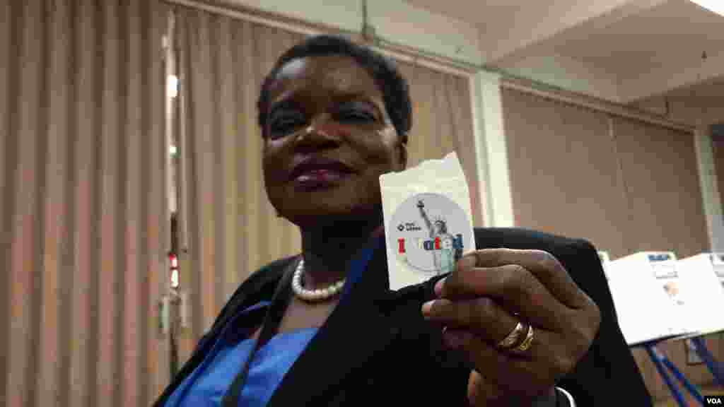 Harlem resident Bessie H. Covington displays a sticker indicating she voted at the 2nd Canaan Baptist Church in Central Harlem, New York, April 19, 2016. (T. Trinh / VOA)