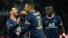 Kylian Mbappe na PSG, tsakiyar, yana murna tare da Lionel Messi na PSG bayan ya zura kwallo ta biyu a wasan kwallon kafa na Faransa tsakanin Paris Saint-Germain da Monaco a filin wasa na Parc des Princes da ke Paris, Faransa, Lahadi, 12 ga Disamba, 2021. (Hotunan AP/Christophe En