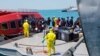 Des ressortissants indonésiens arrivent sur le navire-hôpital KRI Dr. Soeharso après avoir été évacués du navire de croisière World Dream en raison de problèmes de coronavirus, dans le détroit de Durian, îles Riau, Indonésie, le 26 février 2020. (Photo: Courtesy of Indonesian Na)