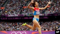 Pelari putri Rusia, Mariya Savinova saat menang dalan nomor 800-meter pada Olimpiade 2012 di London (foto: dok). 