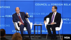Senator iz Demokratske stranke, Chris Coos, lijevo, odgovara na pitanje novinara Glasa Amerike, redakcije na perijskom jeziku, u Savjetu za međunarodne odnose u Washingtonu, 14. maja 2019.