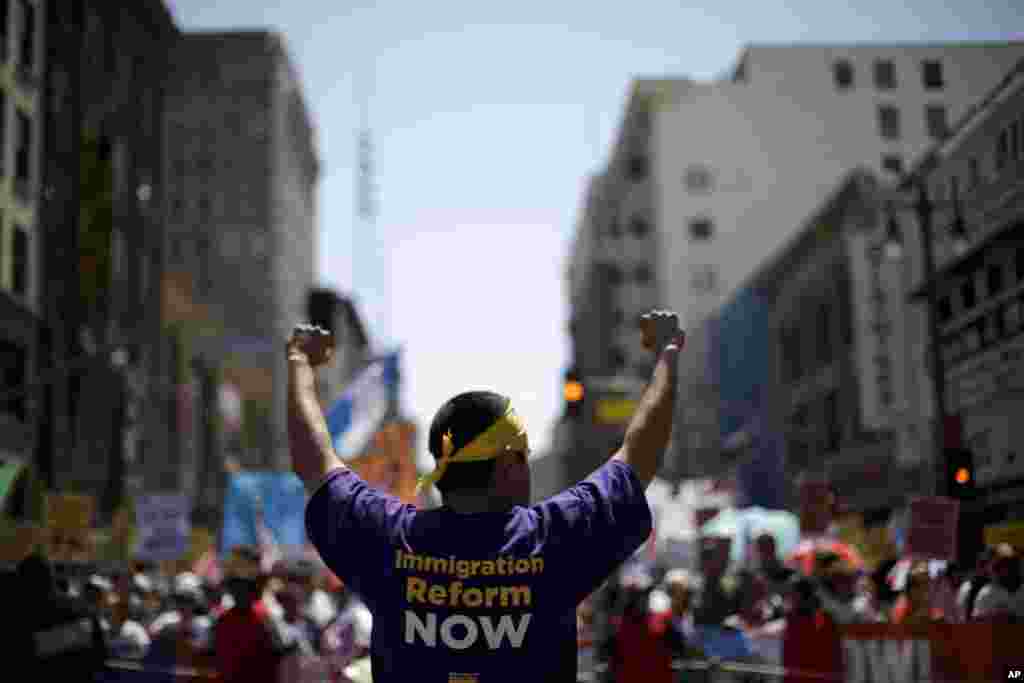 Para demonstran dalam unjuk rasa terkait reformasi imigrasi di pusat kota Los Angeles, California (1/5), sekaligus memperingati Hari Buruh. (AP/Jae C. Hong)