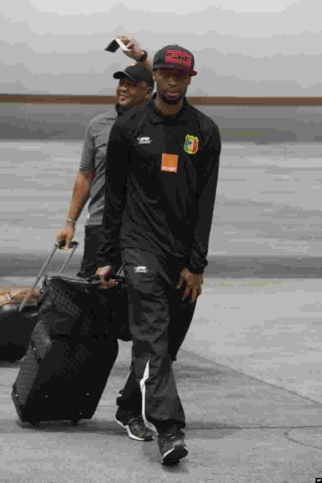 Le joueur de football malien Seydou Keita marche à l'arrivée à l'aéroport international de Malabo à Malabo, Guinée équatoriale vendredi 16 janvier 2015.