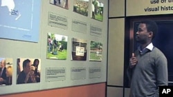 Yves Kamuromsi - avait 13 ans lorsque le génocide rwandais se est produit - dirige désormais le centre de documentation à l'Kigali Genocide Memorial Centre au Rwanda, et a dit partager l'expérience avec d'autres survivants aide tout le monde, Novembre de 2011.