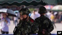 Polisi parameter China berjaga-jaga di sebuah stasiun kereta bawah tanah di Beijing, di tengah ancaman serangan militan Uighur tahun lalu (foto: dok 2014).