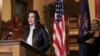 អភិបាលរដ្ឋ Michigan លោកស្រី Gretchen Whitmer ថ្លែងសុន្ទរកថាមួយនៅទីក្រុង Lansing រដ្ឋ Michigan កាលពីថ្ងៃទី ៨ ខែតុលា ឆ្នាំ២០២០។ 