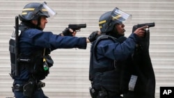 La police anti-émeutes à Saint Denis, 18 novembre 2015.(AP Photo/Francois Mori)