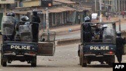 La police se tient prête à disperser les manifestants à Conakry, en Guinée, le 6 février 2018.