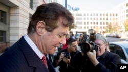 Paul Manafort, ancien président de campagne du président Donald Trump, quitte la Cour du district fédéral à Washington, le 2 novembre 2017.