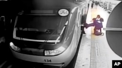 Potongan gambar dari kamera pengawas menunjukkan seorang perempuan menarik Armita Geravand dari gerbong metro Teheran di Teheran, pada 1 Oktober 2023. (Foto: AP/Iranian state television)