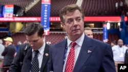 Paul Manafort parle aux journalsites lors de la convention républicaine, Cleveland, 17 juillet 2016.