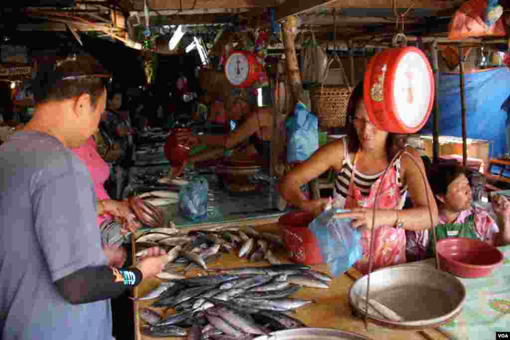 A fish market in Masinloc, Zambales, in the Philippines. (D. Schearf/VOA)