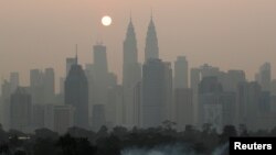 A view shows the city shrouded by haze in Kuala Lumpur, Malaysia October 9, 2023. (REUTERS/Hasnoor Hussain)